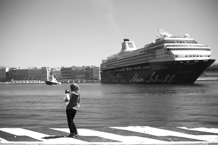 Mujer refugiada con su hijo en el Puerto del Pireo de Atenas (Grecia, 2016)