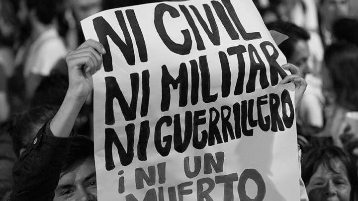 Fotograf&iacute;a titulada "Ni civil, ni militar, ni guerrillero, &iexcl;ni un muerto m&aacute;s!", tomada de Patrimonio Cultural - Universidad Nacional