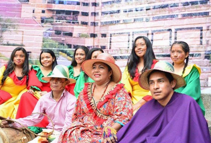 Mujeres y hombres antes de bailar la Yonna, danza tradicional del pueblo Way&uacute;u.