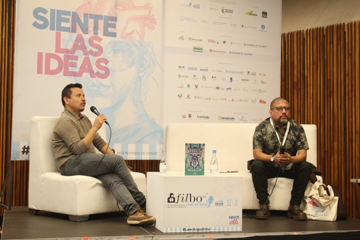 John Naranjo (izquierda) y Oscar Pantoja (derecha) llevan una amistad de 20 años y juntos construyen biografías gráficas. Foto por: Silvia Bayona