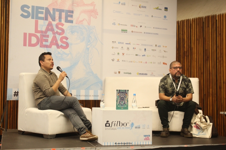 John Naranjo (izquierda) y Oscar Pantoja (derecha) llevan una amistad de 20 a&ntilde;os y juntos construyen biograf&iacute;as gr&aacute;ficas. Foto por: Silvia Bayona