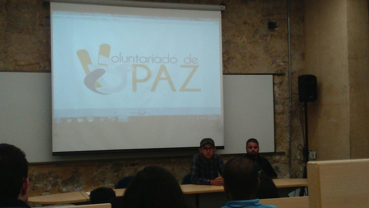 Conversatorio en la Universidad de los Andes. De izquierda a derecha: Ricardo Franco y Alex, exguerrilleros de las FARC que ahora hacen parte del grupo Pedagogía de paz||||