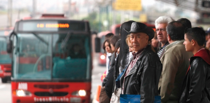 Los miles de usuarios de Transmilenio se convierten en la clientela de los vendedores informales.