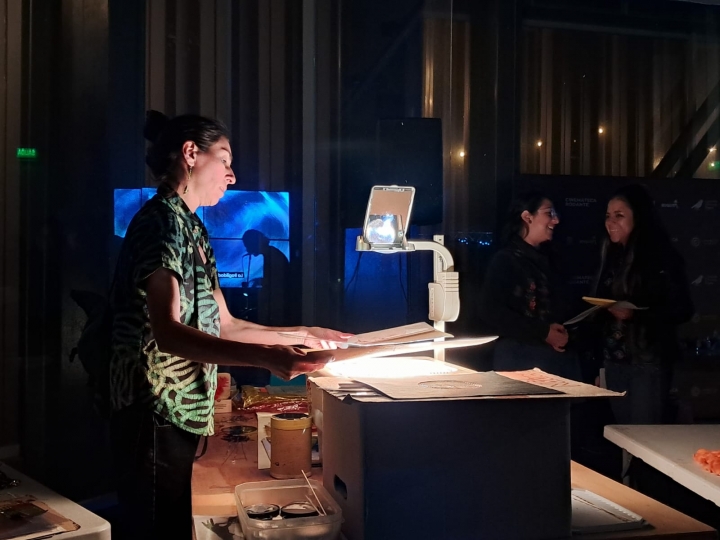 Magdalena Jiménez con su retroproyector de acetatos.