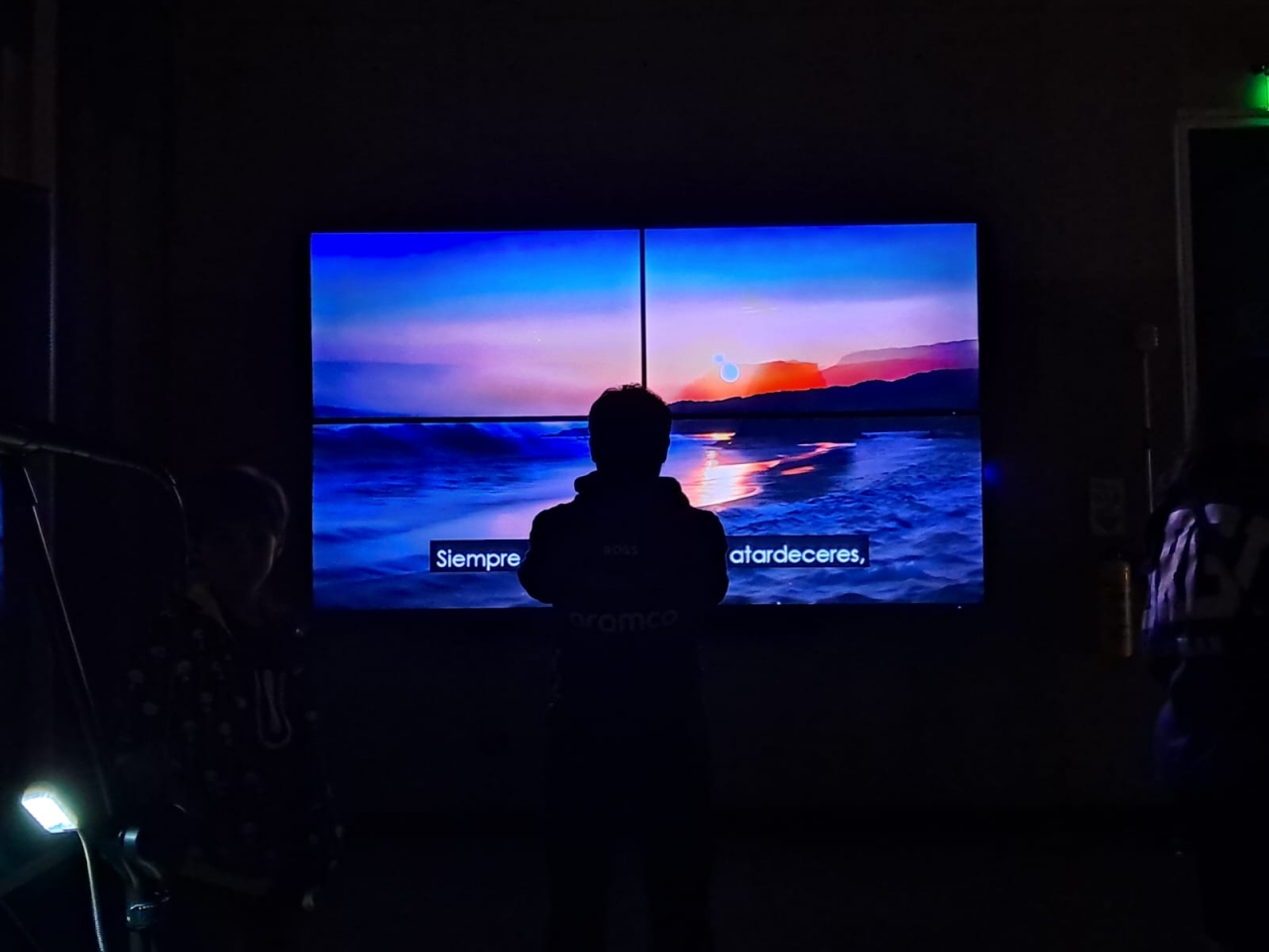 Inauguración de la exposición Realidades Generativas Brillantes|Magdalena Jiménez con su retroproyector de acetatos.|Proyección en el Hall de la Sala Capital en la Cinemateca|||