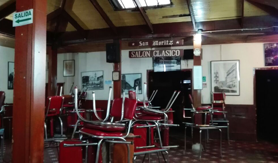El café San Moritz sin clientes esperando volver a ser abierto.|||