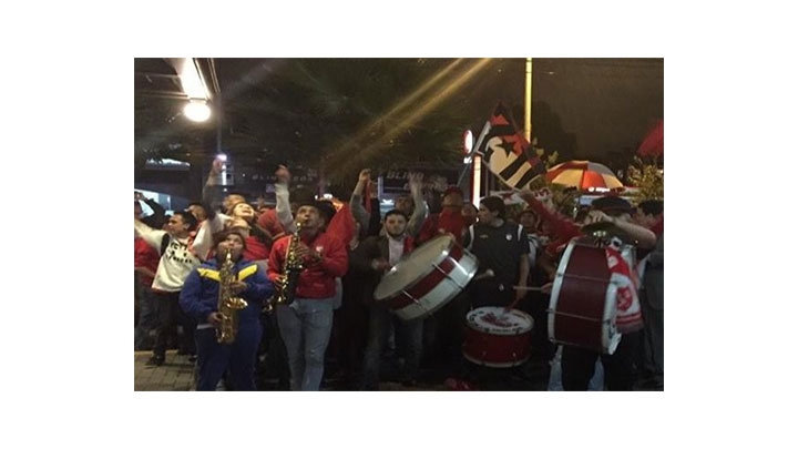 Hinchas cardenales en el Hotel Dann Carlton, sitio de concentración de Santa Fe.