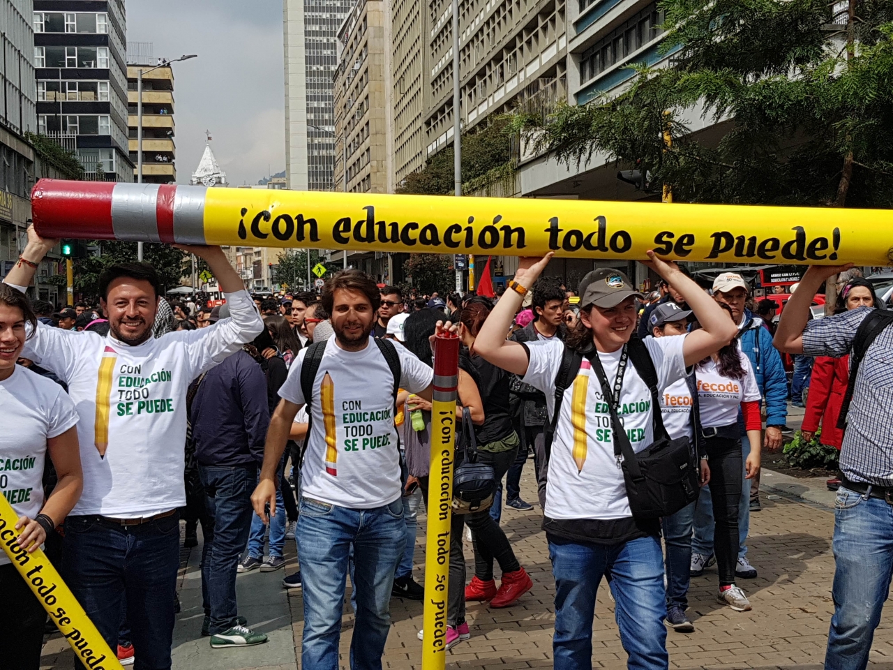 Estudiantes caminaron por la carrera Séptima alzando pancartas y avisos exigiendo el mejoramiento de la educación superior. Foto de: Luis Carlos Mayorga A|||