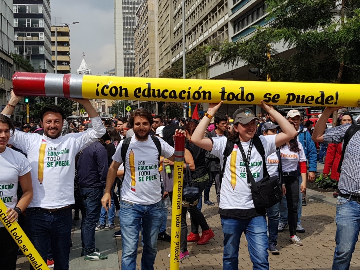 Estudiantes caminaron por la carrera Séptima alzando pancartas y avisos exigiendo el mejoramiento de la educación superior. Foto de: Luis Carlos Mayorga A