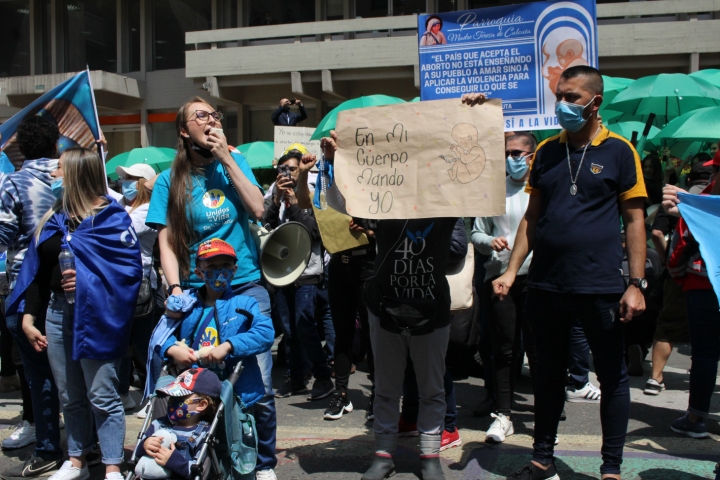 As&iacute; se vivi&oacute; el plant&oacute;n a favor y en contra de la despenalizaci&oacute;n del aborto en Colombia