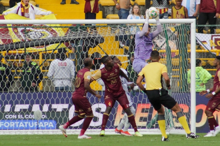 El arquero de Deportes Tolima, Fiermarin Forlan, (22) durante el partido fue puesto a prueba cinco veces de las cuales pudo atajar cuatro y recibi&oacute; un gol.