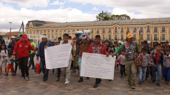 Indígenas uitoto protestan en la plaza de Bolívar de Bogotá. Crédito de las fotografías: Valentina Molina y Camila Herrera