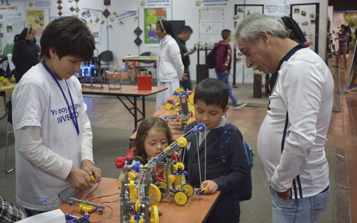 Los niños más grandes presentaban sus trabajos para que los más pequeño también se contagien de su amor por la ciencia