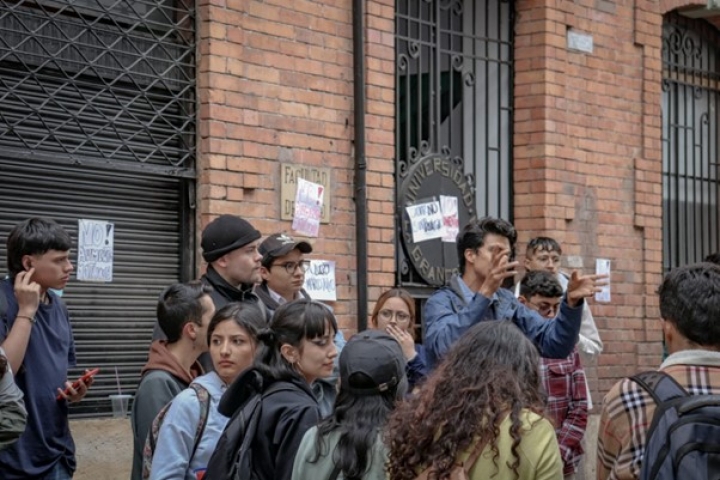 Estudiantes Gran Colombia frente a Facultad de Derecho