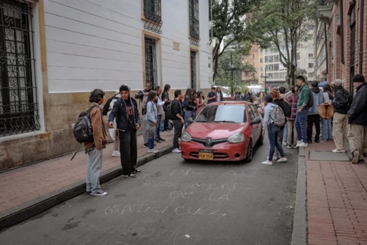 &quot;El que no pita no pasa&quot; Estudiantes realizan protesta