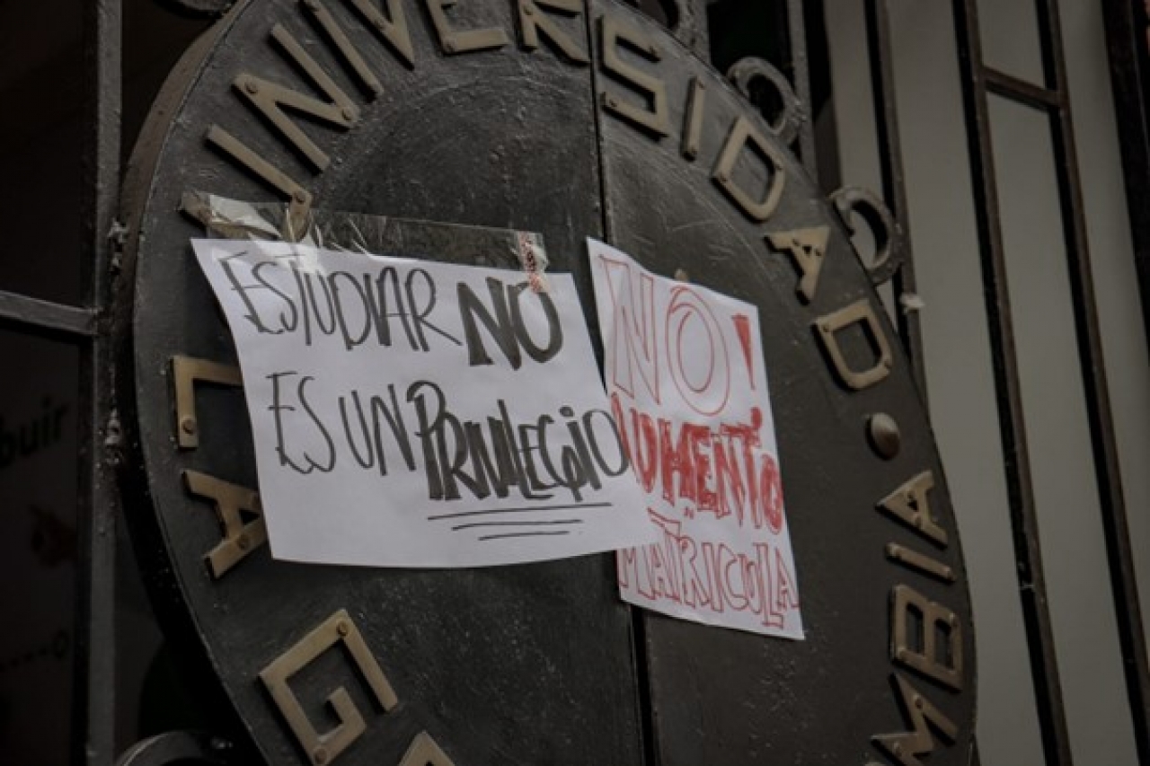 Protestas en la Universidad Gran Colombia|Tweet de la Universidad Gran Colombia en respuesta a quejas por incremento|Estudiantes Gran Colombia frente a Facultad de Derecho|&quot;El que no pita no pasa&quot; Estudiantes realizan protesta|||