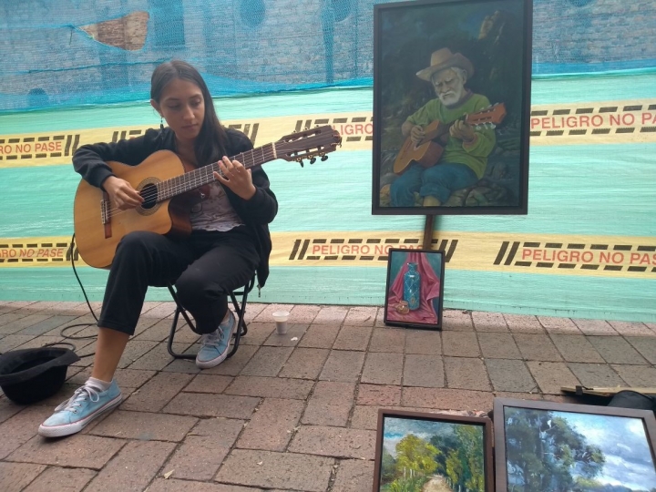 Isabela Ordoñez, guitarrista del centro de Bogotá.