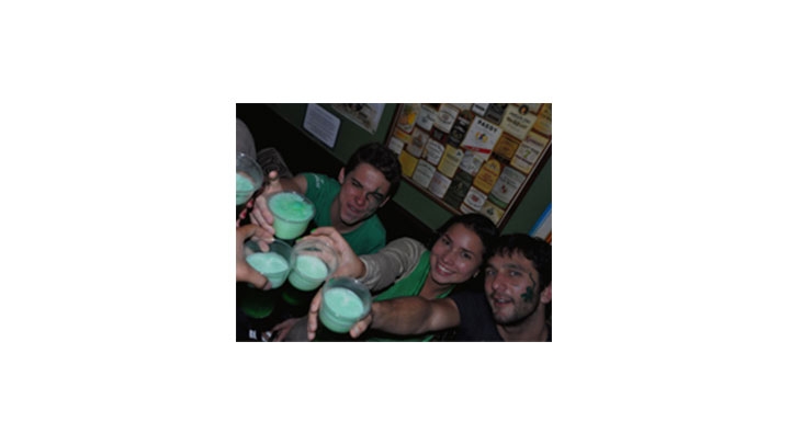 Con cerveza verde se celebr&oacute; en Bogot&aacute; el d&iacute;a de San Patricio.