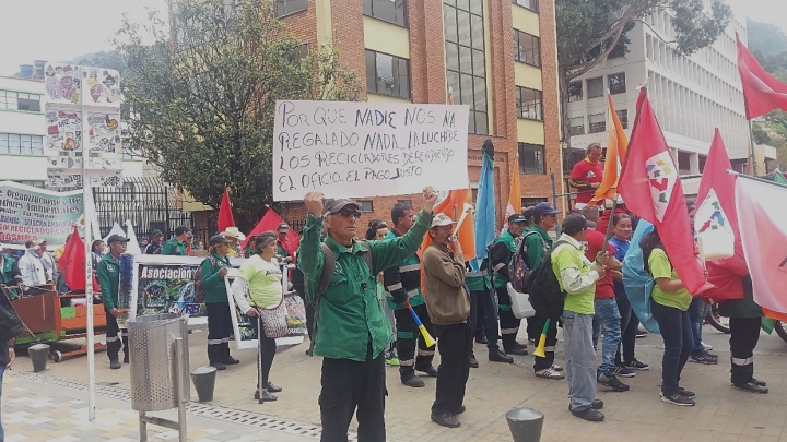 Marcha de recicladores frente a la Universidad Jorge Tadeo Lozano