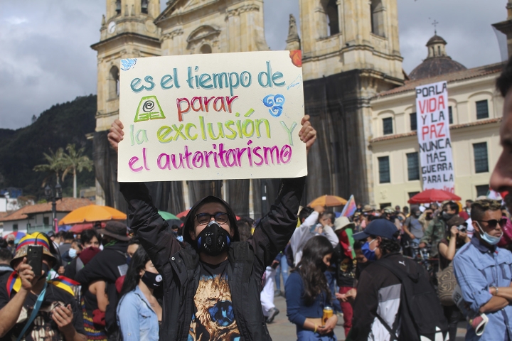 Este 21 de octubre de 2020, diversas personas se manifestaron en la Plaza de Bolívar, en el centro de Bogotá.