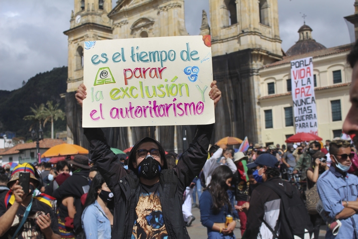 Este 21 de octubre de 2020, diversas personas se manifestaron en la Plaza de Bol&iacute;var, en el centro de Bogot&aacute;.