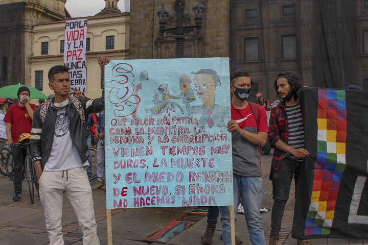 Este 21 de octubre de 2020, diversas personas se manifestaron en la Plaza de Bolívar, en el centro de Bogotá.