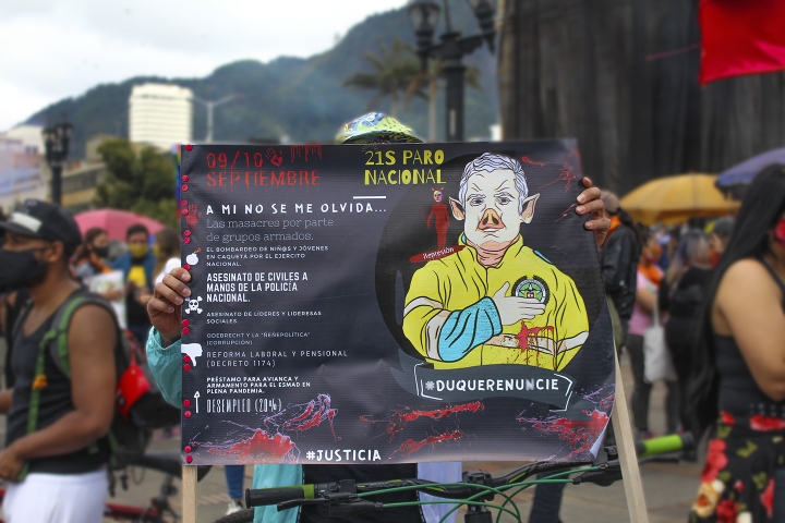 Este 21 de octubre de 2020, diversas personas se manifestaron en la Plaza de Bolívar, en el centro de Bogotá.