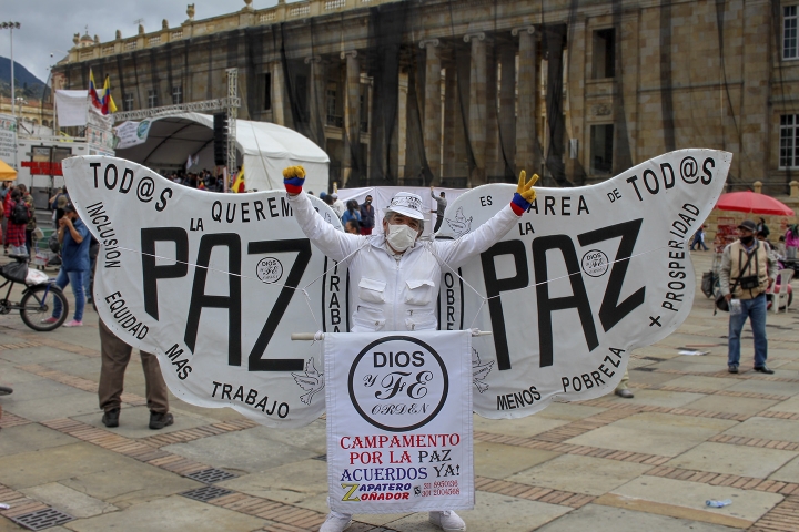 Este 21 de octubre de 2020, diversas personas se manifestaron en la Plaza de Bolívar, en el centro de Bogotá.