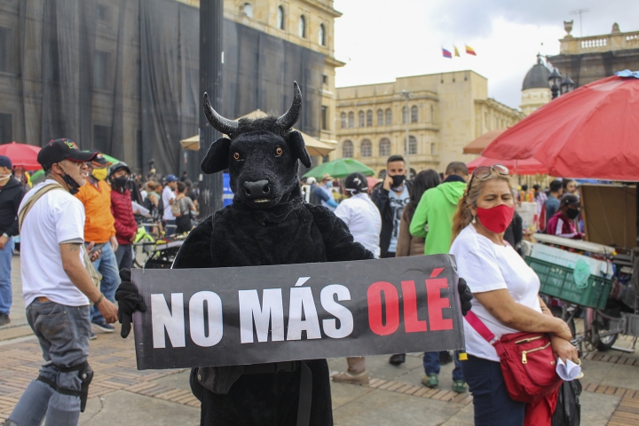 Este 21 de octubre de 2020, diversas personas se manifestaron en la Plaza de Bolívar, en el centro de Bogotá.