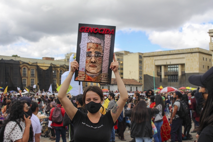 Este 21 de octubre de 2020, diversas personas se manifestaron en la Plaza de Bolívar, en el centro de Bogotá.