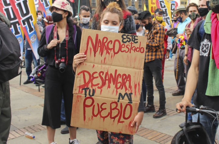 Este 21 de octubre de 2020, diversas personas se manifestaron en la Plaza de Bolívar, en el centro de Bogotá.