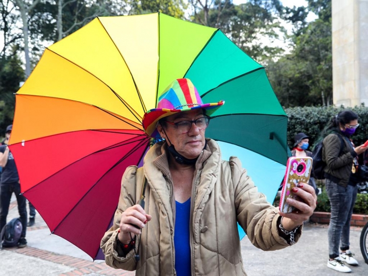 Mujer transg&eacute;nero sac&aacute;ndose una selfie durante el #YoMarchoTrans (Bogot&aacute;, 2020)