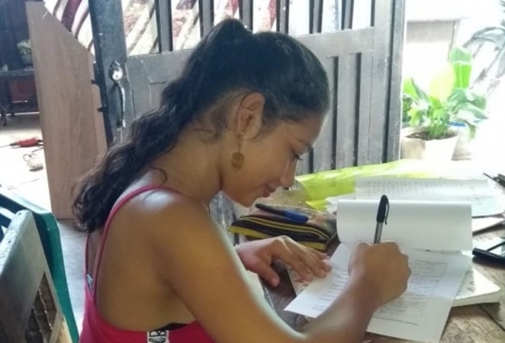 Daniela haciendo sus trabajos escolares.