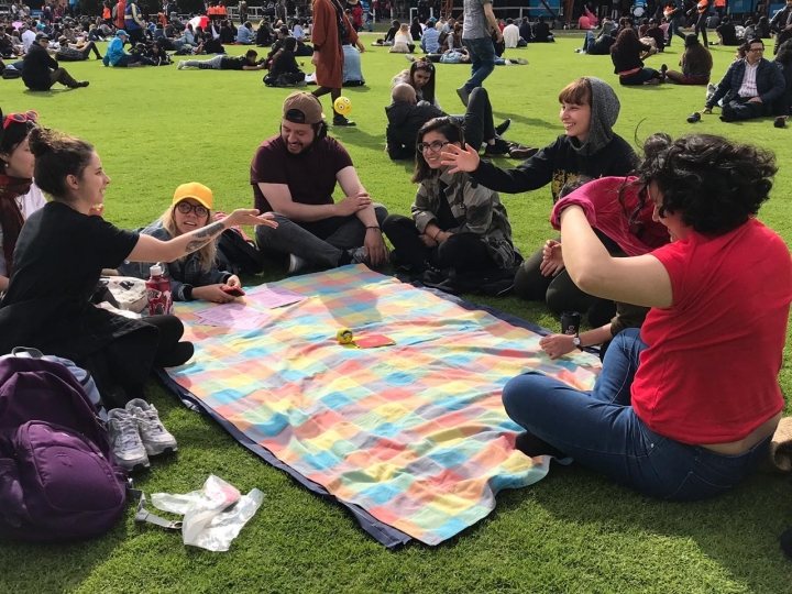 Personas de todas las edades hacen parte del proyecto que incentiva al dialogo en espacios p&uacute;blicos.