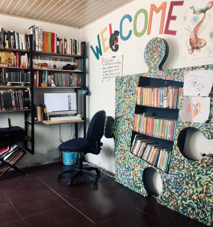 Carlos y su esposa Leidy han restaurado artículos de segunda mano para decorar la biblioteca.