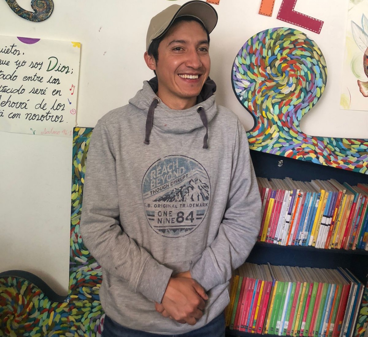 “Somos una escuela de sueños”: Carlos Solano, cofundador de la biblioteca Violetta en Ciudad Bolívar