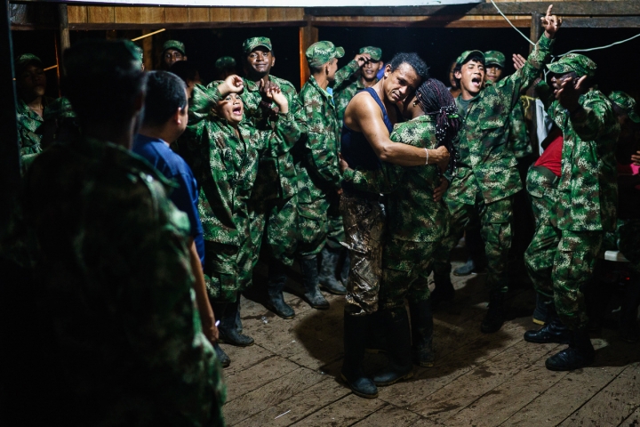 'No esperaba que Verde tuviera el impacto que est&aacute; teniendo por ser un libro cr&iacute;tico con las FARC, con el gobierno y con la sociedad', Federico R&iacute;os sobre Verde, la obra gr&aacute;fica que documenta a las FARC