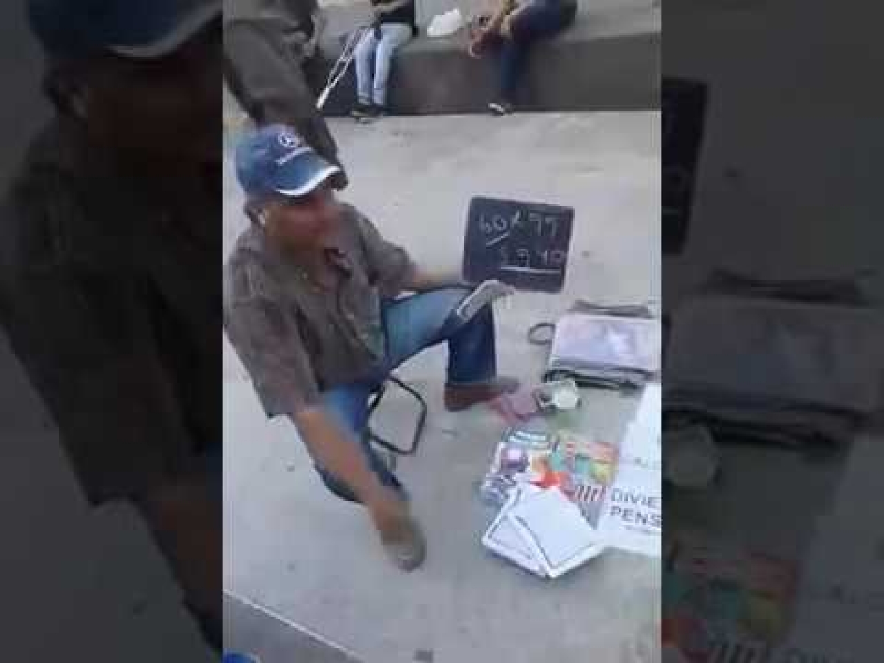 El vendedor callejero que se hace famoso por su curiosa forma de enseñar matemáticas|||
