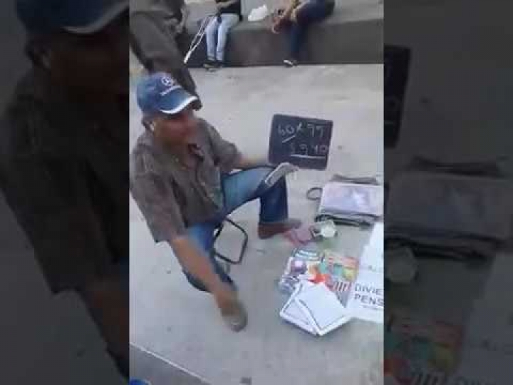 El vendedor callejero que se hace famoso por su curiosa forma de enseñar matemáticas