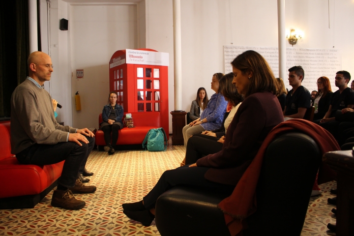 Alex Estreauble en meditación junto con el publico participante de la actividad de Enlazados por la Paz