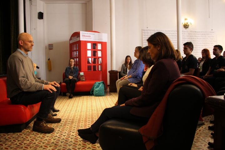 Alex Estreauble en meditaci&oacute;n junto con el publico participante de la actividad de Enlazados por la Paz