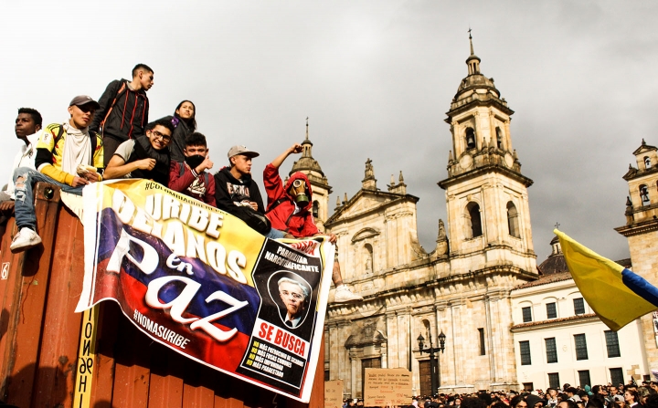 Protestas frente a la Plaza Simón Bolívar el 22N, horas antes del toque de queda en Bogotá