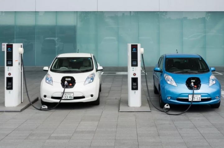 Estación de carga para carros eléctricos en uso.