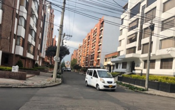 vía principal del barrio Rincón del Chicó. En la que se presentan la mayoría de los atracos, según la ciudadanía, junto a la novena.