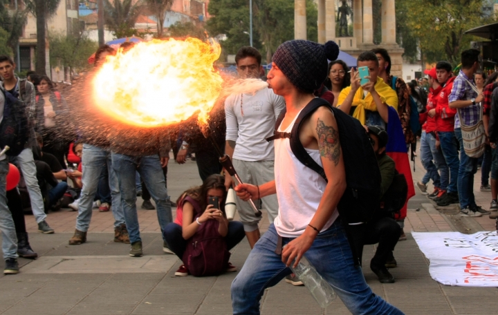 Los estudiantes se asentaron a los alrededores del Instituto y algunos de ellos realizaron manifestaciones art&iacute;sticas. Foto: Jessica Zapata