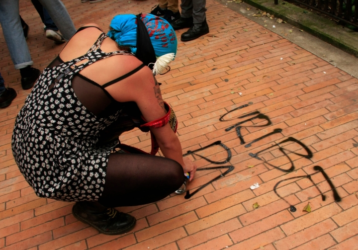Los manifestantes plasmaron sus premisas en los suelos y paredes del centro de Bogot&aacute;. Foto: Jessica Zapata