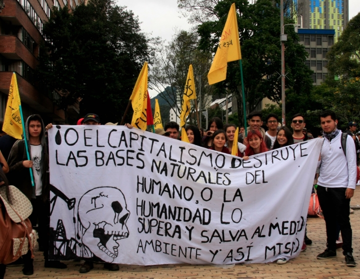 Los grupos de jóvenes llevaban todo tipo de banderas y pancartas para la protesta. Foto: Jessica Zapata