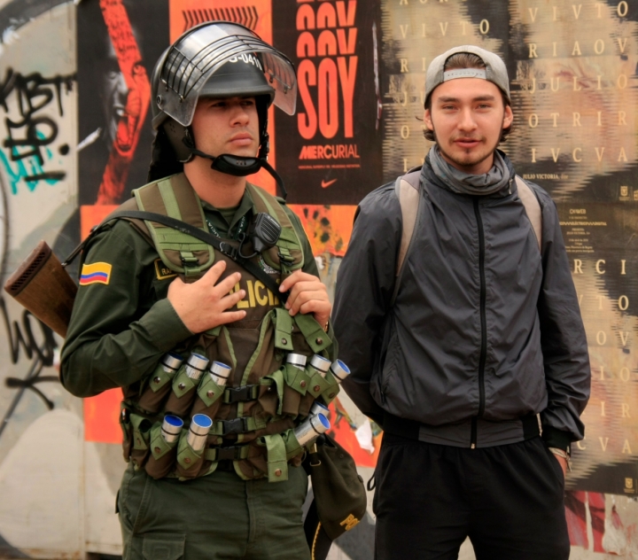 Algunos j&oacute;venes manifestantes se acercaron a los cuerpos policiales de manera pac&iacute;fica. Foto: Jessica Zapata