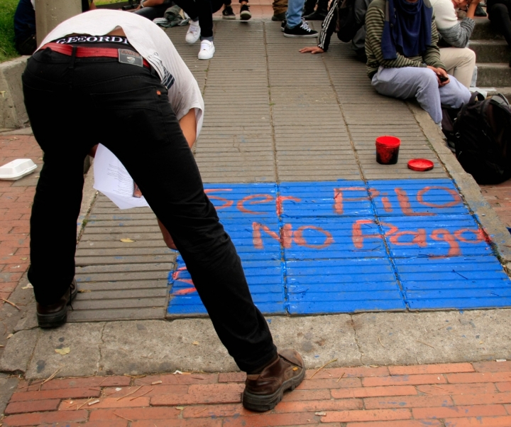 &ldquo;Ser Pilo no paga, si lo p&uacute;blico se acaba&rdquo; era uno de los cantos m&aacute;s repetidos por los manifestantes. Foto: Jessica Zapata