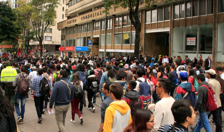 La movilizaci&oacute;n avanza por la calle 19 de Bogot&aacute;. Foto: Jessica Zapata